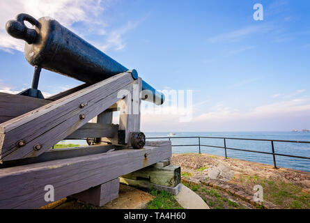 Ein Bürgerkrieg cannon Punkte an der Mobile Bay von Fort Gaines, Aug 2, 2014, in Dauphin Island, Alabama. Stockfoto