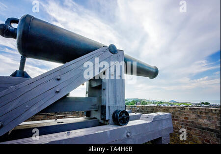 Ein Bürgerkrieg cannon Punkte an der Mobile Bay von Fort Gaines, Aug 2, 2014, in Dauphin Island, Alabama. Stockfoto