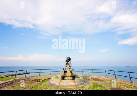 Ein Bürgerkrieg cannon Punkte an der Mobile Bay von Fort Gaines, Aug 2, 2014, in Dauphin Island, Alabama. Stockfoto