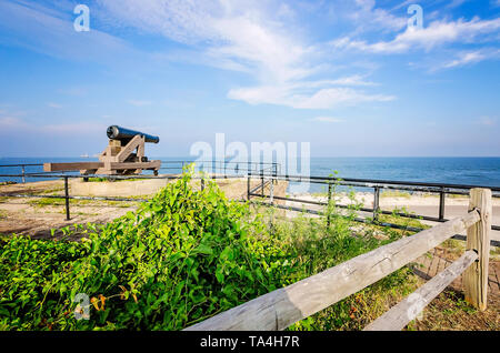 Ein Bürgerkrieg cannon Punkte an der Mobile Bay von Fort Gaines, Aug 2, 2014, in Dauphin Island, Alabama. Stockfoto