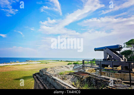 Ein Bürgerkrieg cannon Punkte an der Mobile Bay von Fort Gaines, Aug 2, 2014, in Dauphin Island, Alabama. Stockfoto