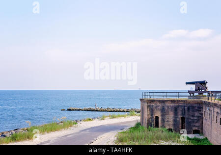 Ein Bürgerkrieg cannon Punkte an der Mobile Bay von Fort Gaines, Aug 2, 2014, in Dauphin Island, Alabama. Stockfoto