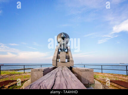 Ein Bürgerkrieg cannon Punkte an der Mobile Bay von Fort Gaines, Aug 2, 2014, in Dauphin Island, Alabama. Stockfoto