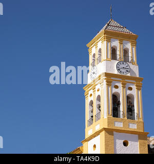 Die Altstadt von Marbella Glockenturm der Kirche isoliert blauer Himmel Stockfoto
