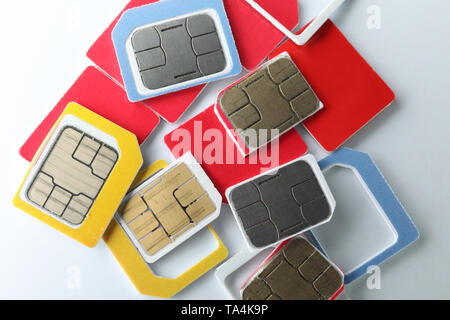 Verschiedene SIM-Karten auf weißem Hintergrund Stockfoto