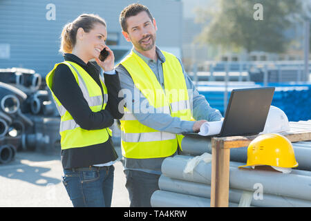 Frau und Mann Ingenieur im Freien Stockfoto