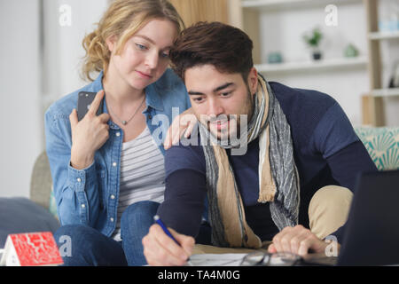 Junges Paar unterzeichnet ein Abkommen Stockfoto
