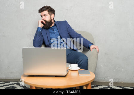 Geschäftliche Korrespondenz. Moderne Geschäftsmann. Geschäftsmann Laptop. Mann trinken Kaffee im Büro. Reaktion auf geschäftliche E-Mails. Digitales Marketing. Im Internet surfen. Online kaufen. Projekt Manager. Stockfoto