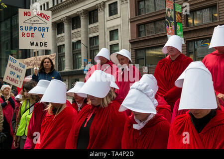 Frauen Rallye in Chicago Federal Plaza die reproduktive Freiheit angesichts der vielen Staaten, strenge Abtreibung verbietet zu schützen. Die Demonstranten auf der Plaza um 5 Uhr zu reden hörte und dann marschierte durch die Schlaufe geführt durch Dutzende von Frauen gekleidet als Mägde von dystopischen Roman Margaret Atwood's, die Geschichte der Dienerin. Stockfoto