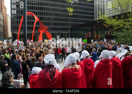 Frauen Rallye in Chicago Federal Plaza die reproduktive Freiheit angesichts der vielen Staaten, strenge Abtreibung verbietet zu schützen. Die Demonstranten auf der Plaza um 5 Uhr zu reden hörte und dann marschierte durch die Schlaufe geführt durch Dutzende von Frauen gekleidet als Mägde von dystopischen Roman Margaret Atwood's, die Geschichte der Dienerin. Stockfoto