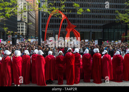 Frauen Rallye in Chicago Federal Plaza die reproduktive Freiheit angesichts der vielen Staaten, strenge Abtreibung verbietet zu schützen. Die Demonstranten auf der Plaza um 5 Uhr zu reden hörte und dann marschierte durch die Schlaufe geführt durch Dutzende von Frauen gekleidet als Mägde von dystopischen Roman Margaret Atwood's, die Geschichte der Dienerin. Stockfoto