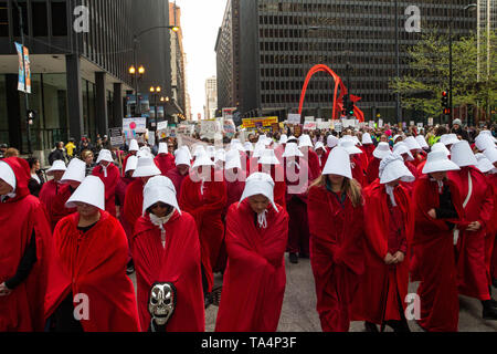 Frauen Rallye in Chicago Federal Plaza die reproduktive Freiheit angesichts der vielen Staaten, strenge Abtreibung verbietet zu schützen. Die Demonstranten auf der Plaza um 5 Uhr zu reden hörte und dann marschierte durch die Schlaufe geführt durch Dutzende von Frauen gekleidet als Mägde von dystopischen Roman Margaret Atwood's, die Geschichte der Dienerin. Stockfoto