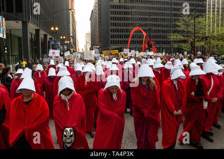 Frauen Rallye in Chicago Federal Plaza die reproduktive Freiheit angesichts der vielen Staaten, strenge Abtreibung verbietet zu schützen. Die Demonstranten auf der Plaza um 5 Uhr zu reden hörte und dann marschierte durch die Schlaufe geführt durch Dutzende von Frauen gekleidet als Mägde von dystopischen Roman Margaret Atwood's, die Geschichte der Dienerin. Stockfoto