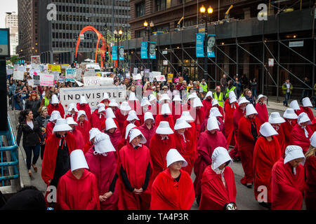 Frauen Rallye in Chicago Federal Plaza die reproduktive Freiheit angesichts der vielen Staaten, strenge Abtreibung verbietet zu schützen. Die Demonstranten auf der Plaza um 5 Uhr zu reden hörte und dann marschierte durch die Schlaufe geführt durch Dutzende von Frauen gekleidet als Mägde von dystopischen Roman Margaret Atwood's, die Geschichte der Dienerin. Stockfoto