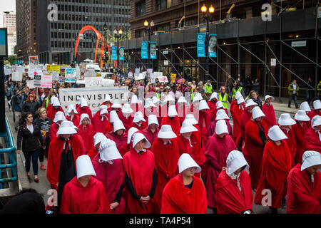 Frauen Rallye in Chicago Federal Plaza die reproduktive Freiheit angesichts der vielen Staaten, strenge Abtreibung verbietet zu schützen. Die Demonstranten auf der Plaza um 5 Uhr zu reden hörte und dann marschierte durch die Schlaufe geführt durch Dutzende von Frauen gekleidet als Mägde von dystopischen Roman Margaret Atwood's, die Geschichte der Dienerin. Stockfoto