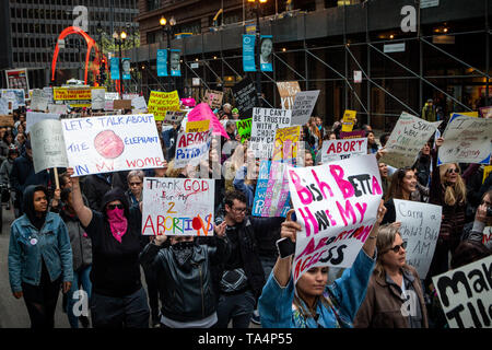 Frauen Rallye in Chicago Federal Plaza die reproduktive Freiheit angesichts der vielen Staaten, strenge Abtreibung verbietet zu schützen. Die Demonstranten auf der Plaza um 5 Uhr zu reden hörte und dann marschierte durch die Schlaufe geführt durch Dutzende von Frauen gekleidet als Mägde von dystopischen Roman Margaret Atwood's, die Geschichte der Dienerin. Stockfoto