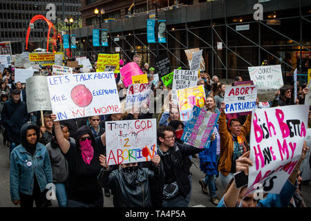 Frauen Rallye in Chicago Federal Plaza die reproduktive Freiheit angesichts der vielen Staaten, strenge Abtreibung verbietet zu schützen. Die Demonstranten auf der Plaza um 5 Uhr zu reden hörte und dann marschierte durch die Schlaufe geführt durch Dutzende von Frauen gekleidet als Mägde von dystopischen Roman Margaret Atwood's, die Geschichte der Dienerin. Stockfoto