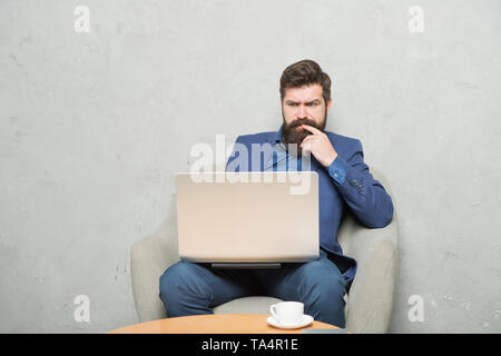 Projekt Manager. Geschäftliche Korrespondenz. Moderne Geschäftsmann. Geschäftsmann Laptop. Mann trinken Kaffee im Büro. Reaktion auf geschäftliche E-Mails. Digitales Marketing. Im Internet surfen. Online kaufen. Stockfoto