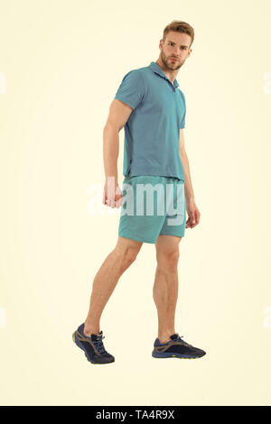 Macho Kleidung für aktiven Lebensstil Training oder Schulung. Mann sport Kleidung auf weißem Hintergrund. Bärtiger Mann in Blau legere Kleidung. Sport Fashion Style und Trend. Fitness und Turnhalle Kleidung. Stockfoto