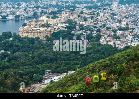 City Palace und Seilbahn in Udaipur, Indien Stockfoto