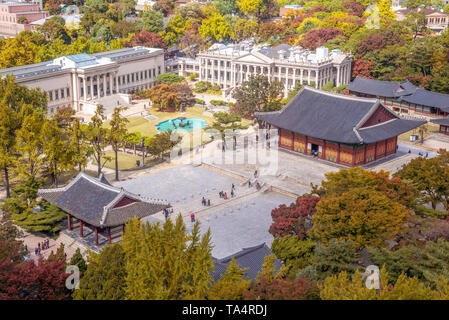 Skyline von Seoul und Deoksugung Palast in Korea Stockfoto