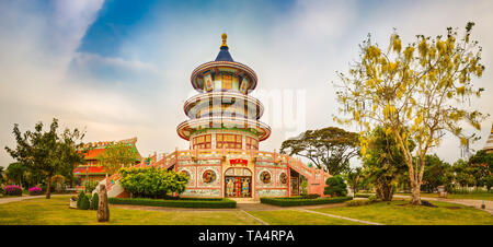 Buddhistische Tempel Wat Thaworn Wararam in Kanchanaburi, Thailand. Panorama Stockfoto