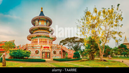 Buddhistische Tempel Wat Thaworn Wararam in Kanchanaburi, Thailand. Panorama Stockfoto