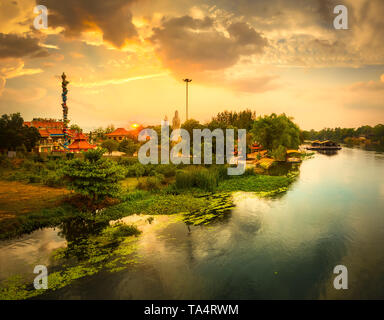 Sonnenuntergang über Kwai Fluss. Blick von der Brücke am River Kwai, Kanchanaburi, Thailand. Stockfoto