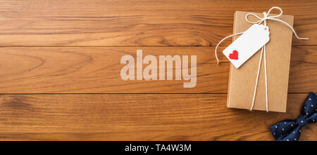 Event Design Konzept - Ansicht von oben Vatertag Layout mit Kraftpapier Geschenkbox, Silhouette Brille und Bart, schmetterling Fliege, kopieren Sie Raum für Mock Stockfoto