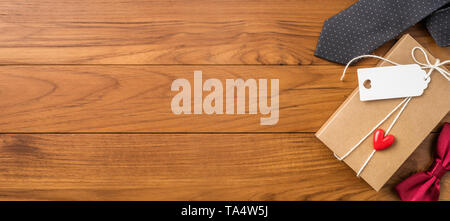 Event Design Konzept - Ansicht von oben Vatertag Layout mit Kraftpapier Geschenkbox, Silhouette Brille und Bart, schmetterling Fliege, kopieren Sie Raum für Mock Stockfoto