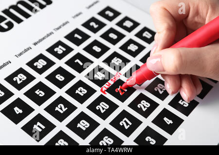 Frau schreiben Text GRIPPEIMPFUNG im Kalender und Kennzeichnung Datum, Nahaufnahme Stockfoto