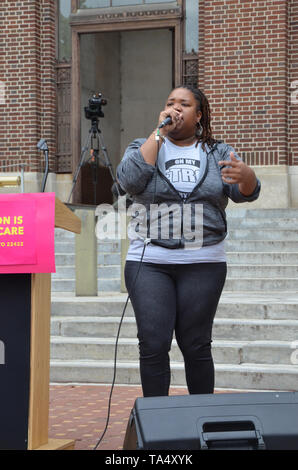 ANN ARBOR, MI/USA, 21. Mai 2019: Musiker Deidre Dssense Smith die Ann Arbor stoppen die Verbote Protest durch geplante Elternschaft organisiert. Stockfoto