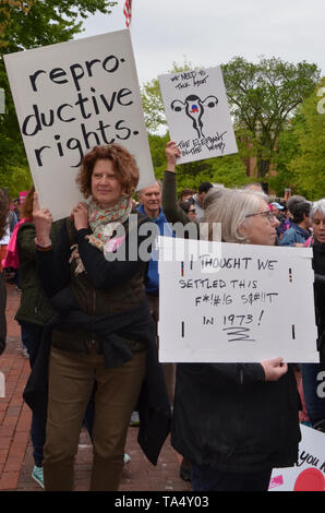 ANN ARBOR, MI/USA, 21. Mai 2019: Demonstranten zeigen ihre Vorzeichen vor der Ann Arbor stoppen die Verbote Protest durch geplante Elternschaft organisiert. Stockfoto