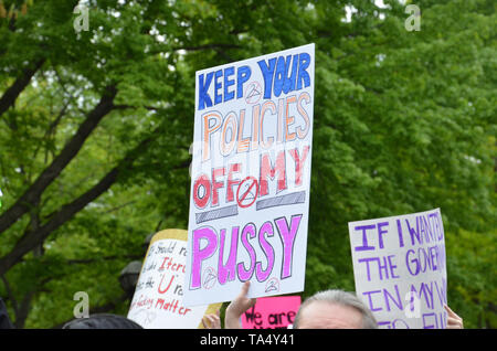 ANN ARBOR, MI/USA, 21. Mai 2019: Protest in der Ann Arbor stoppen die Verbote Protest durch geplante Elternschaft organisiert. Stockfoto