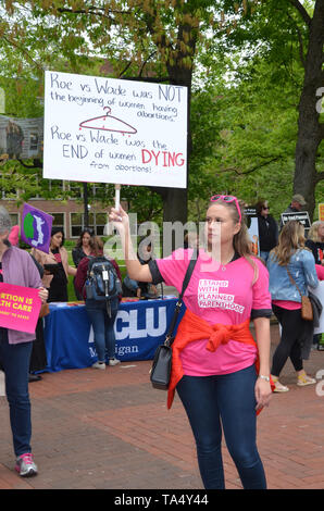 ANN ARBOR, MI/USA, 21. Mai 2019: Demonstrant zeigt ein Zeichen vor der Ann Arbor stoppen die Verbote Protest durch geplante Elternschaft organisiert. Stockfoto