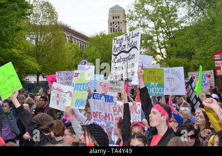 ANN ARBOR, MI/USA, 21. Mai 2019: Demonstranten Schilder an der Ann Arbor stoppen die Verbote Protest durch geplante Elternschaft organisiert. Stockfoto