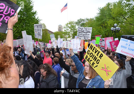 ANN ARBOR, MI/USA, 21. Mai 2019: Demonstranten Auslage an der Ann Arbor stoppen die Verbote Protest durch geplante Elternschaft organisiert. Stockfoto