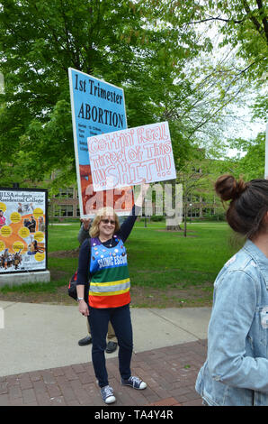 ANN ARBOR, MI/USA, 21. Mai 2019: Demonstrant zeigt ein Zeichen vor der Ann Arbor stoppen die Verbote Protest durch geplante Elternschaft organisiert. Stockfoto