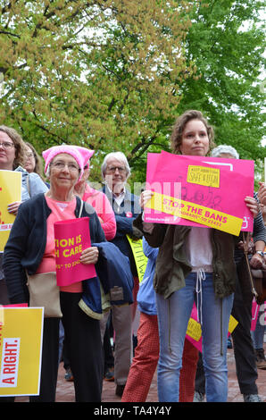 ANN ARBOR, MI/USA, 21. Mai 2019: Demonstranten hören während der Ann Arbor stoppen die Verbote Protest durch geplante Elternschaft organisiert. Stockfoto