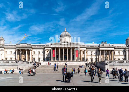 London, UK, 14. Mai 2019: Die National Gallery am Trafalgar Square in London gegen den blauen Himmel an einem sonnigen Tag Stockfoto