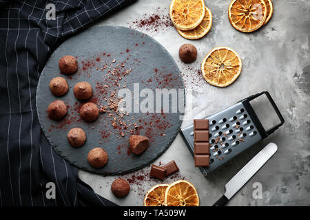 Zusammensetzung mit leckeren süßen Trüffel auf grau Tabelle Stockfoto