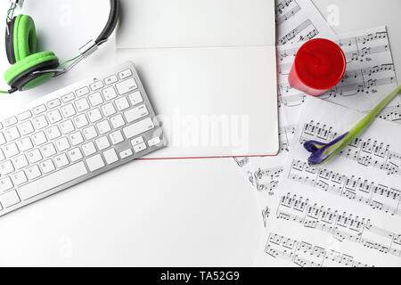 Computer, Tastatur, Notebook und Musik Blätter auf dem Tisch Stockfoto