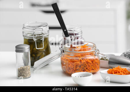 Gläser mit fermentierten Gemüse und Gewürze am Tisch in der Küche Stockfoto