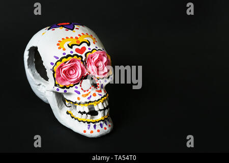 Malte menschlicher Schädel des mexikanischen Tag der Toten auf dunklem Hintergrund Stockfoto