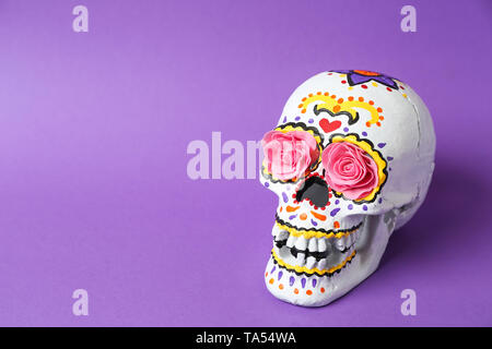 Malte menschlicher Schädel des mexikanischen Tag der Toten auf farbigen Hintergrund Stockfoto