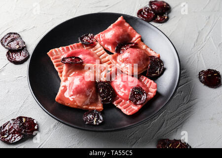 Mit leckeren Ravioli und Rote Beete Scheiben auf strukturierten Hintergrund Platte Stockfoto