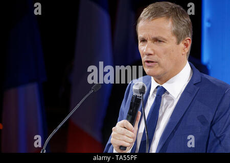 Paris, Frankreich. 19. April 2017. Nicolas Dupont-Aignan in Treffen in Cirque d'Hiver in Paris, Frankreich. Credit: Veronique Phitoussi/Alamy Stock Foto Stockfoto