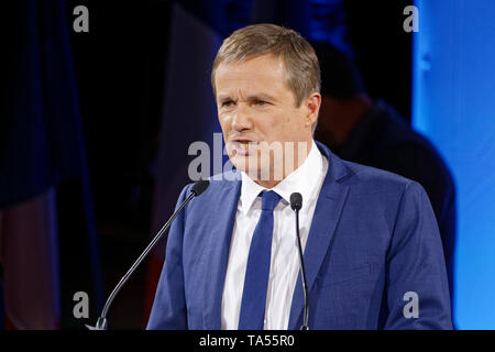 Paris, Frankreich. 19. April 2017. Nicolas Dupont-Aignan in Treffen in Cirque d'Hiver in Paris, Frankreich. Credit: Veronique Phitoussi/Alamy Stock Foto Stockfoto