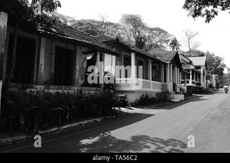 Häuser auf einer Straße in Goa in Schwarz und Weiß. Stockfoto