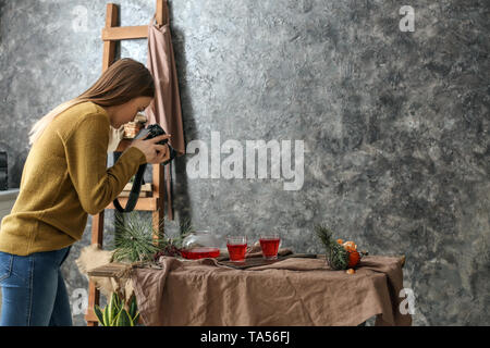 Junge Frau mit Bild der leckere Drink in professionellen Studio Stockfoto